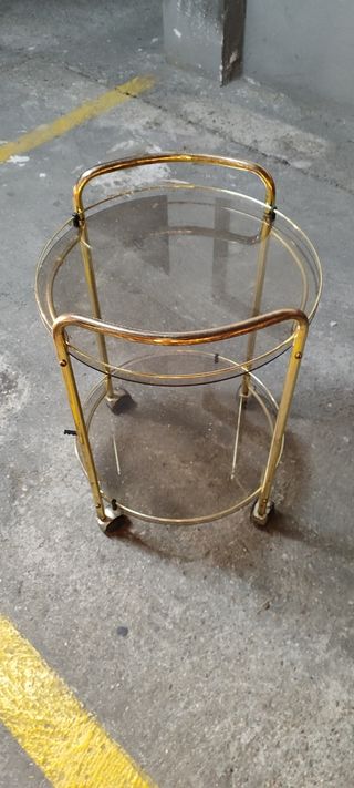 Mesa auxiliar redonda con ruedas dorada
