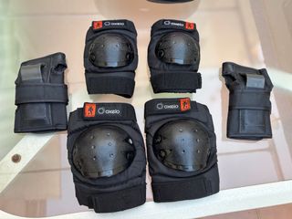 Casco rosa y protectores Oxelo