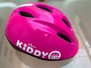 Casco rosa y protectores Oxelo