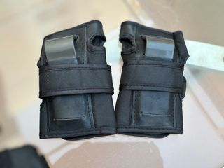 Casco rosa y protectores Oxelo