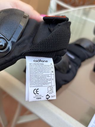 Casco rosa y protectores Oxelo