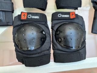 Casco rosa y protectores Oxelo