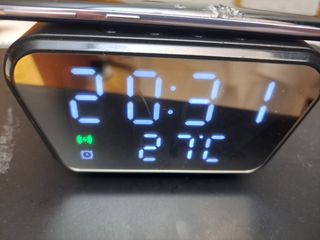 Reloj Despertador con Cargador Inalámbrico