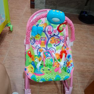 Balancín para bebé con juguetes