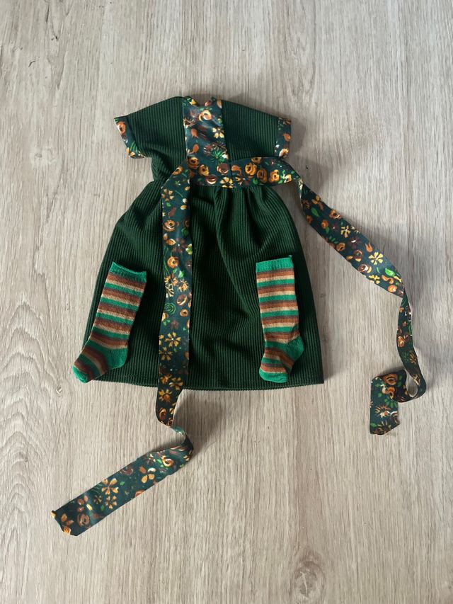 Nancy clásica vestido pana verde y calcetines