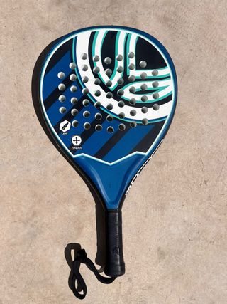 Pala de pádel azul y blanca.