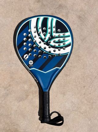 Pala de pádel azul y blanca.