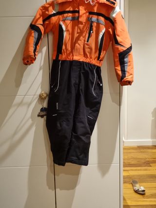 Mono de esquí naranja y negro