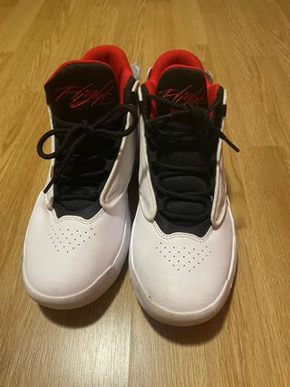 Zapatillas Jordan Blancas y Rojas