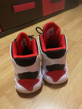 Zapatillas Jordan Blancas y Rojas