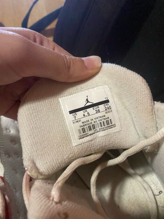 Zapatillas Jordan Blancas y Rojas