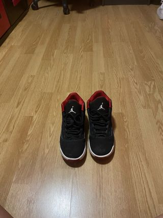 Zapatillas Jordan Negras y Rojas