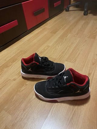 Zapatillas Jordan Negras y Rojas