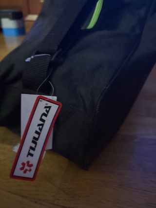 patines y bolsa negra y verde