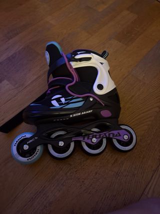 patines y bolsa negra y verde