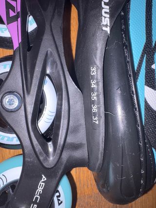 patines y bolsa negra y verde