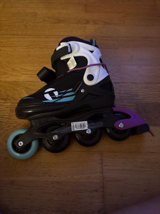patines y bolsa negra y verde