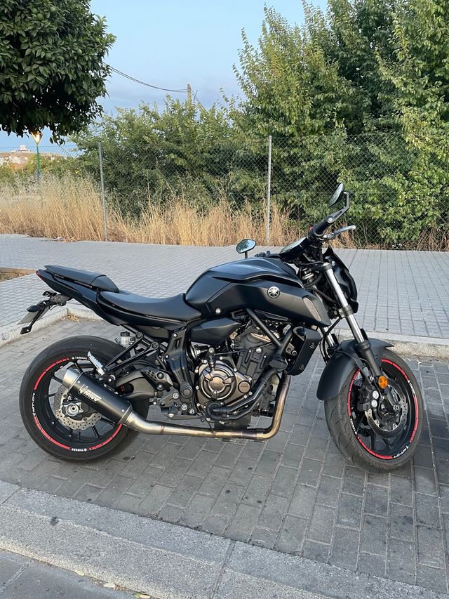 Yamaha MT-07 Negra 
A2