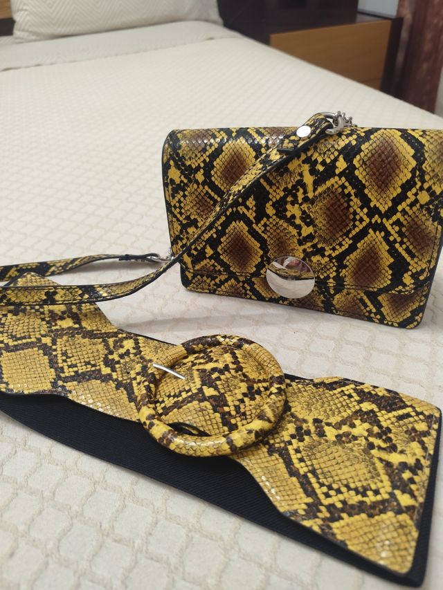 Bolso y cinturón Zara estampado serpiente