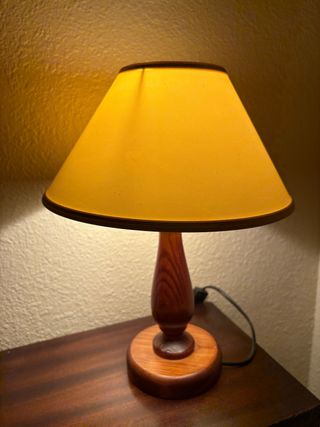Lámpara de mesa de madera y tela