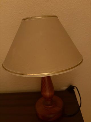 Lámpara de mesa de madera y tela