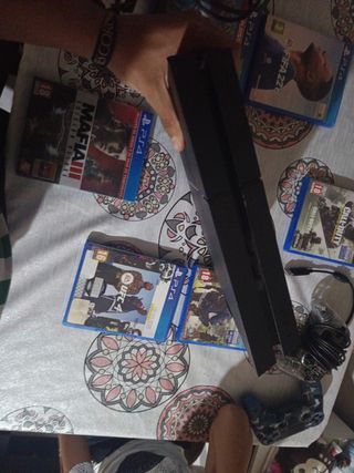 PS4 Pro Negra + 6 Juegos y dos mandos