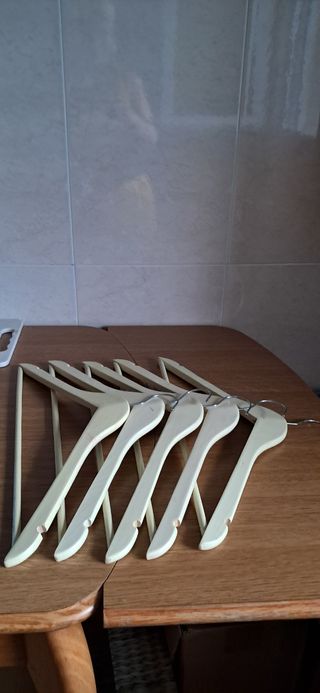 5 Perchas de Madera blanco roto.