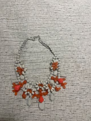 Collar llamativo con cuentas y flores