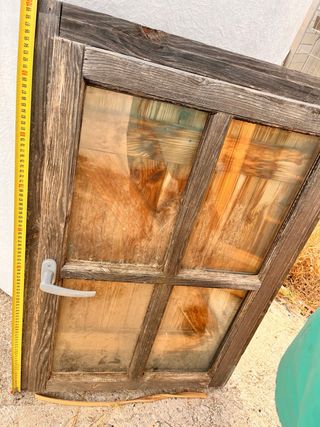 Ventana de madera rústica con marco