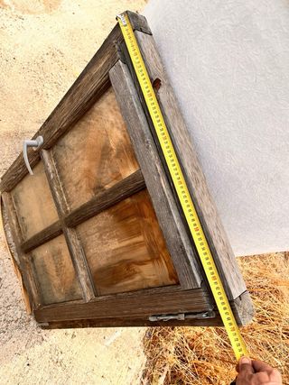 Ventana de madera rústica con marco