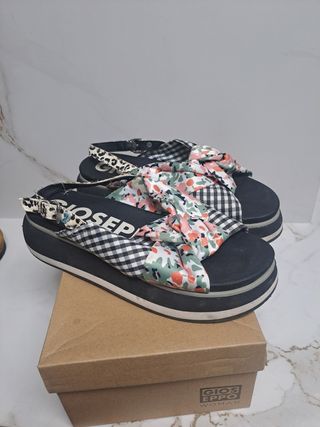Sandalias GIOSEPPO con estampado floral y cuadros