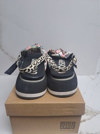 Sandalias GIOSEPPO con estampado floral y cuadros