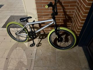 Bicicleta BMX plateada