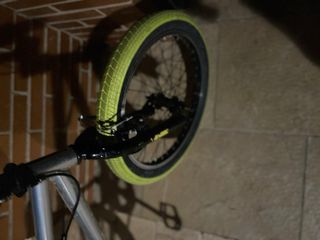 Bicicleta BMX plateada