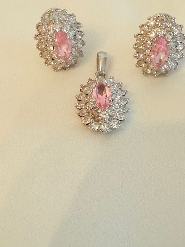 Conjunto de bisutería antigua con piedras rosas