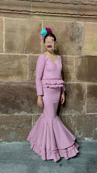 Traje de flamenca rosa con lunares