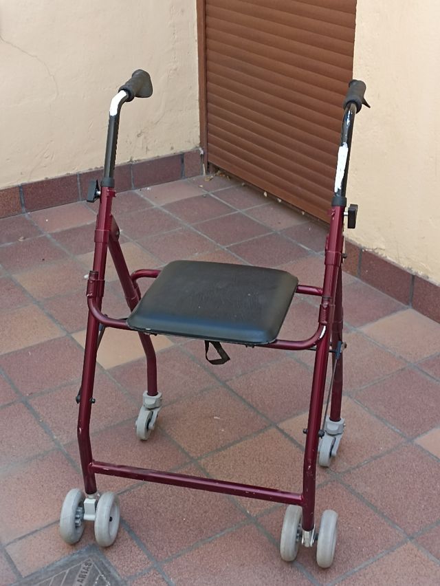 Andador Geriátrico con Asiento y Ruedas