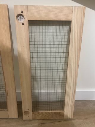 Dos puertas de marco madera y con cristal 