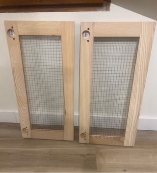 Dos puertas de marco madera y con cristal 