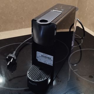 Cafetera Nespresso Krups Essenza Mini XN110 Negro