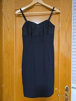 Vestido de fiesta negro con pasamanería brillante