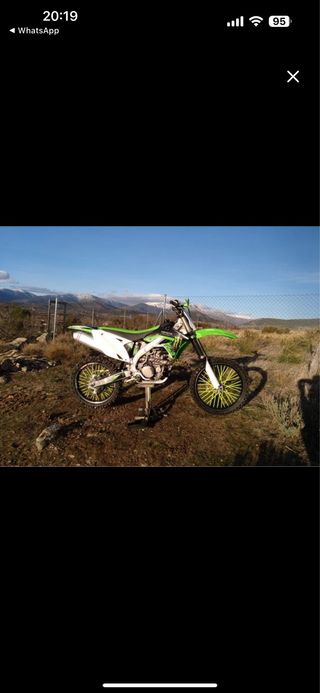 Moto Kawasaki Verde y Blanca
