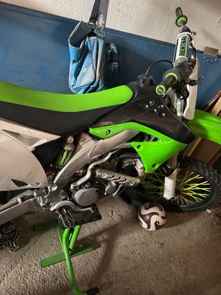 Moto Kawasaki Verde y Blanca.