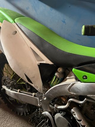 Moto Kawasaki Verde y Blanca.