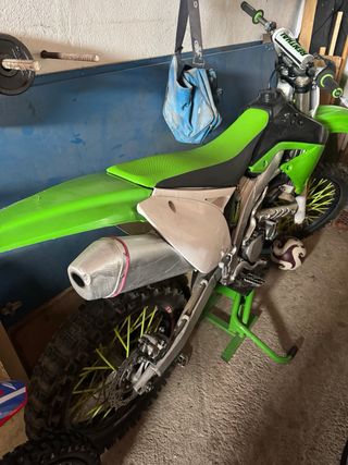 Moto Kawasaki Verde y Blanca.