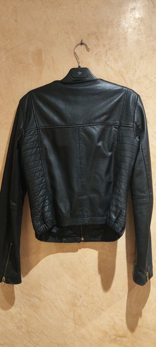 Cazadora cuero mujer negra Marca MNG