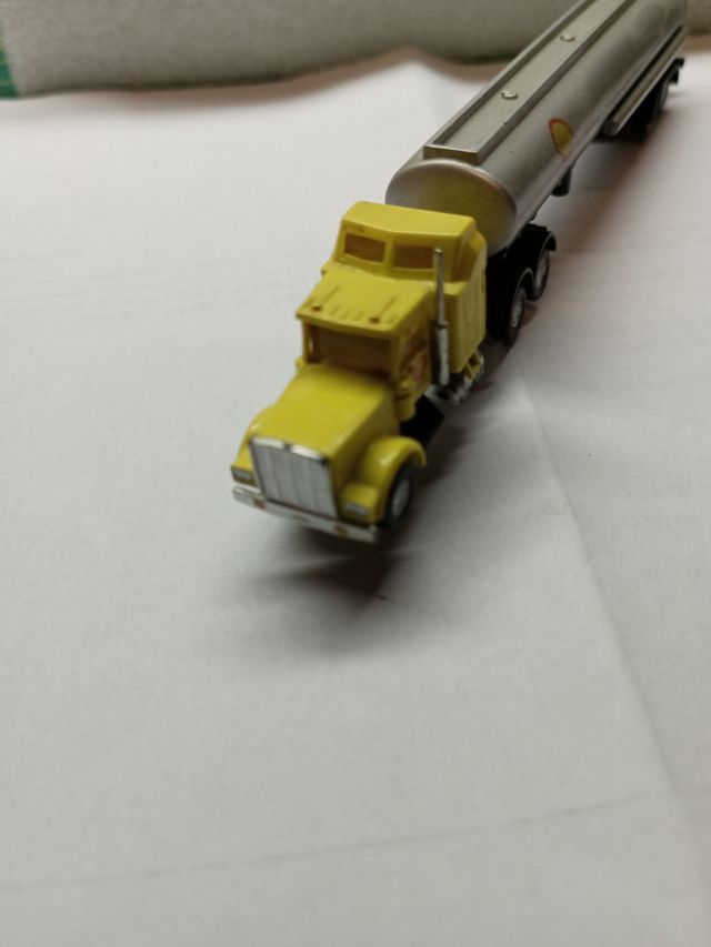 Camión cisterna a escala n.