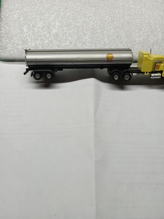 Camión cisterna a escala n.
