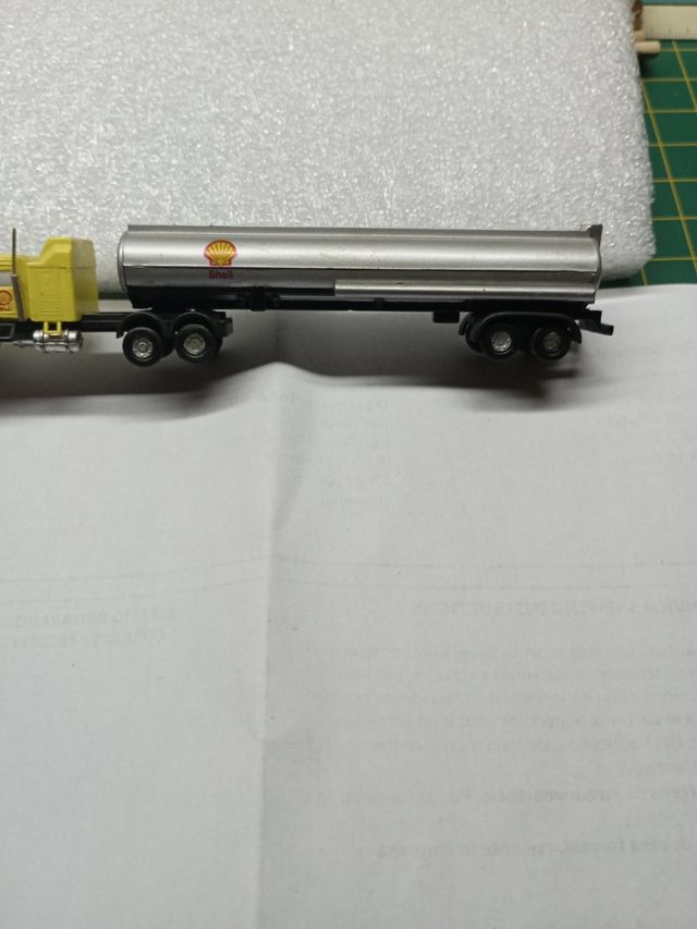 Camión cisterna a escala n.