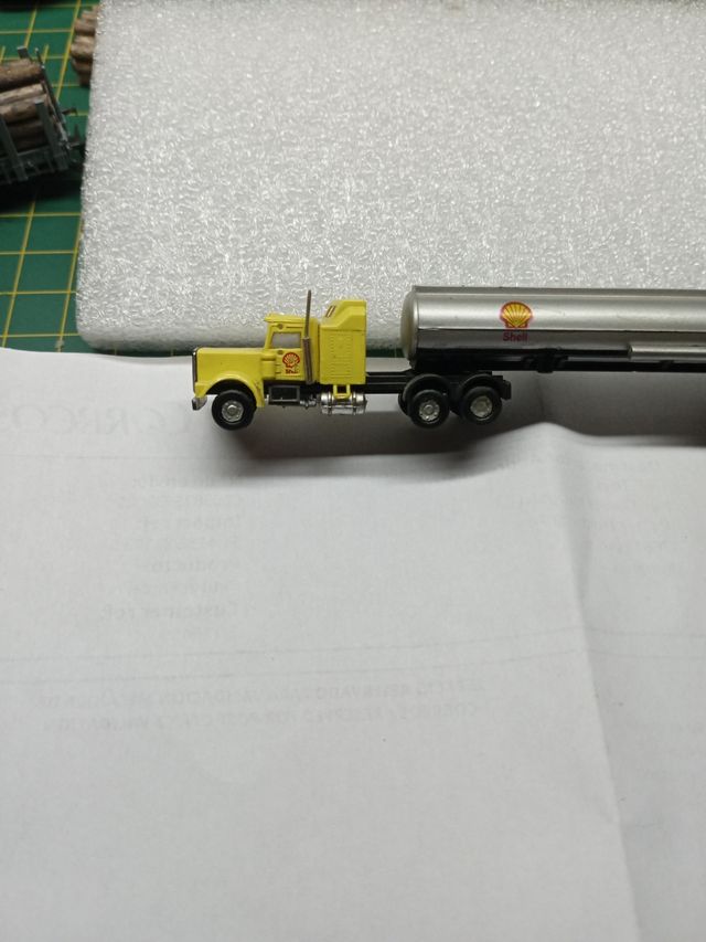 Camión cisterna a escala n.